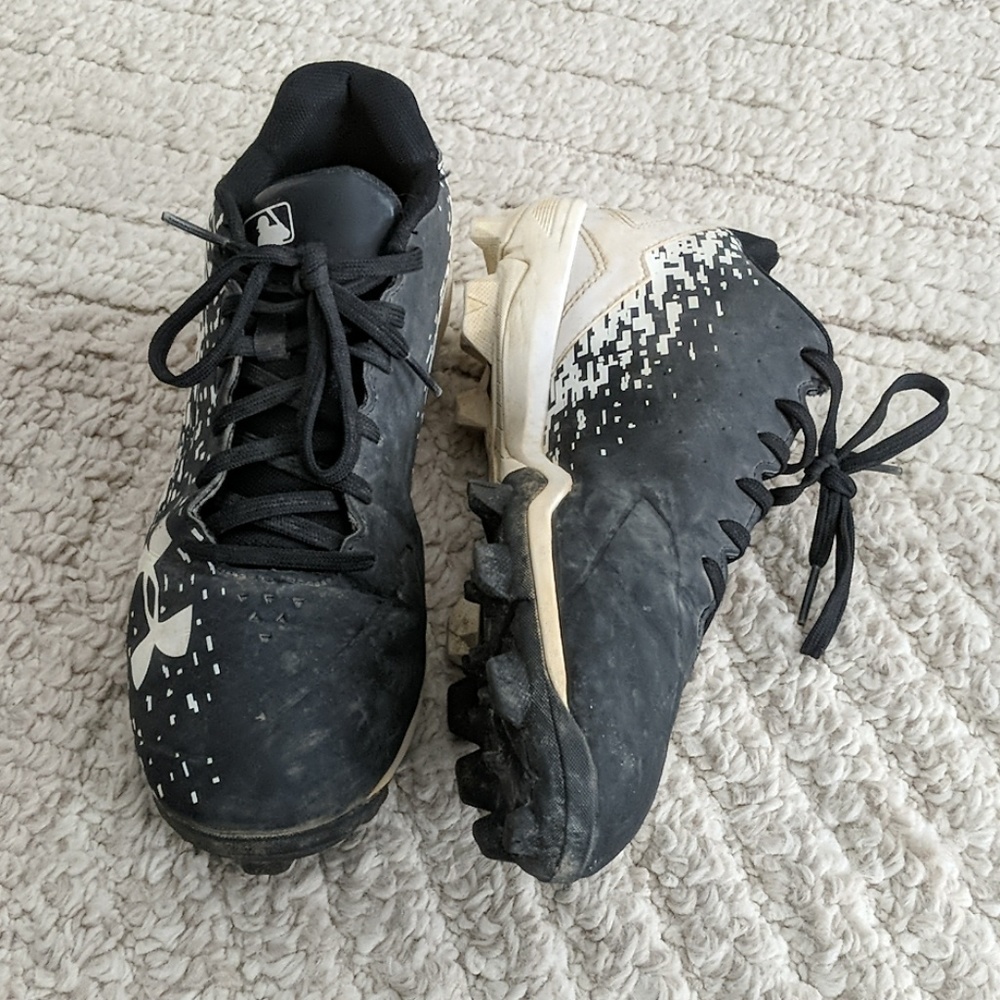 Under Armour Men's Baseball Shoes (size 7.5)